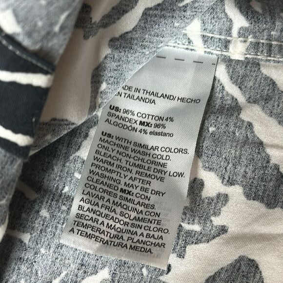 Chico’s SZ 0 No Iron stretch Paisley print Top - Picture 10 of 12